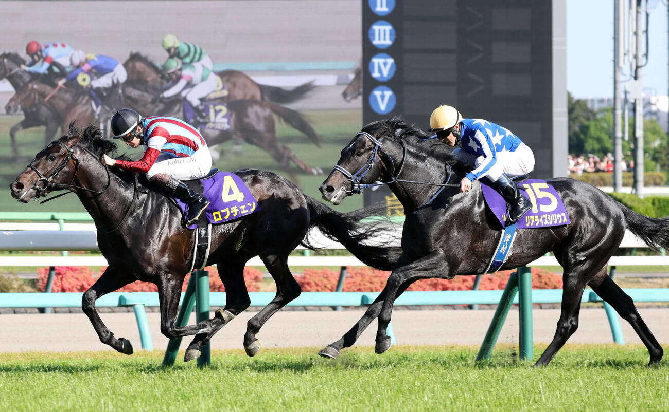 皐月賞2着に敗れたリアライズシリウス（右）。左は勝ったロブチェン（撮影・鈴木正人）　