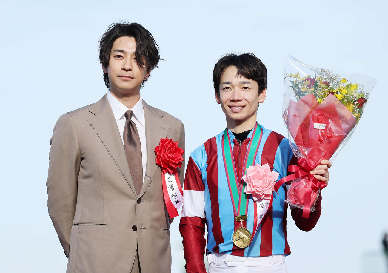 写真に納まる三浦翔平（左）と松山弘平騎手（撮影・鈴木正人）　