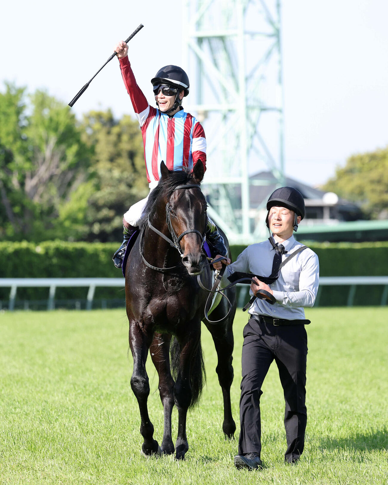 中山11R　皐月賞を制したロブチェンと笑顔でポーズを決める松山弘平騎手（撮影・鈴木正人）　