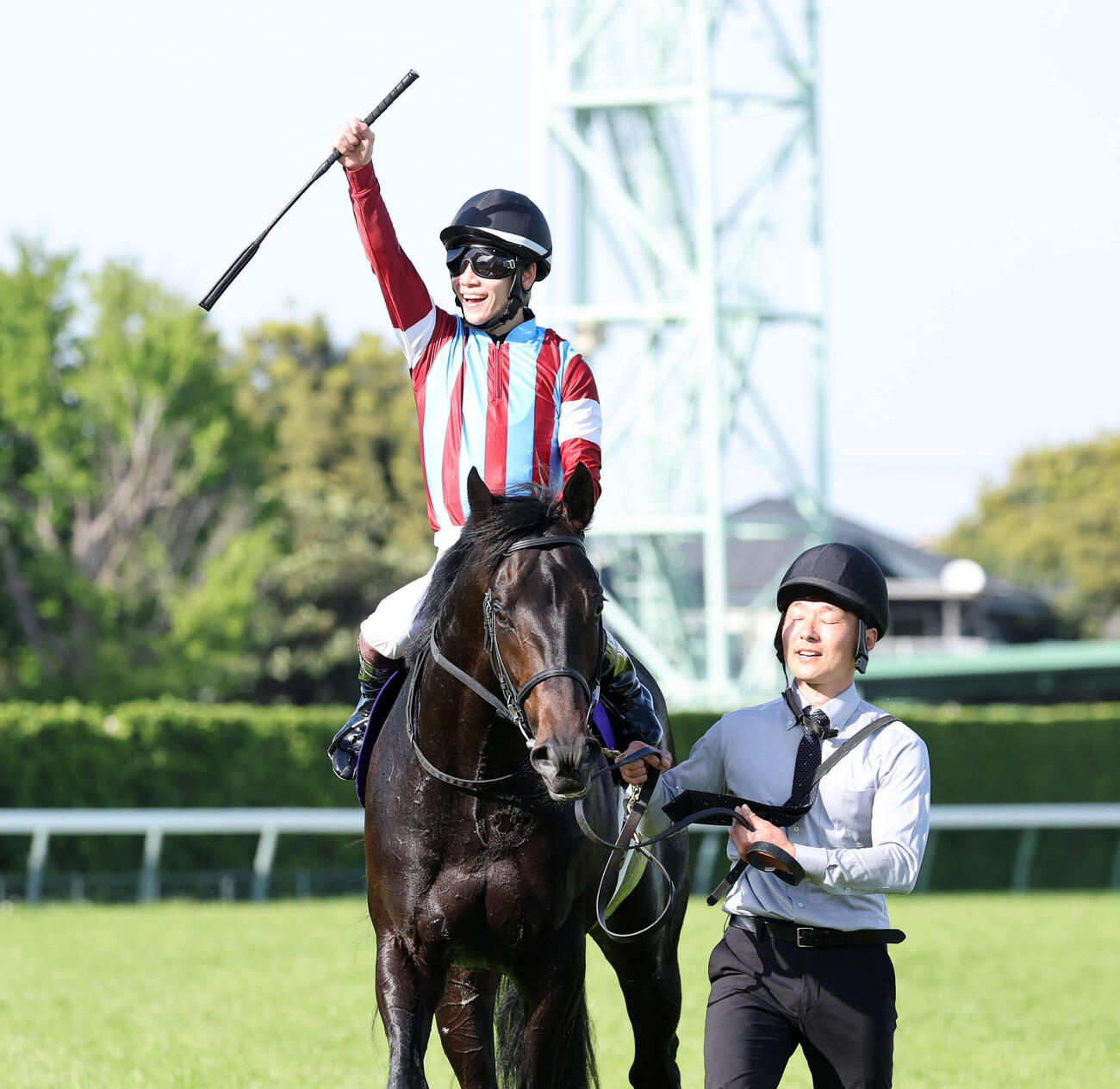 皐月賞を制したロブチェンと笑顔でポーズを決める松山弘平騎手（撮影・鈴木正人）　