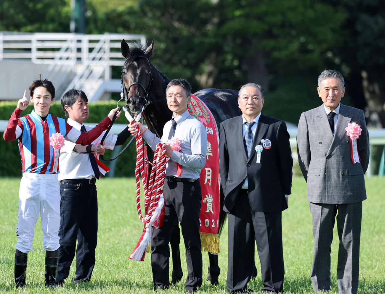 皐月賞を制したロブチェンと口取りに並ぶノーザンファームの吉田勝己代表（右）（撮影・鈴木正人）　
