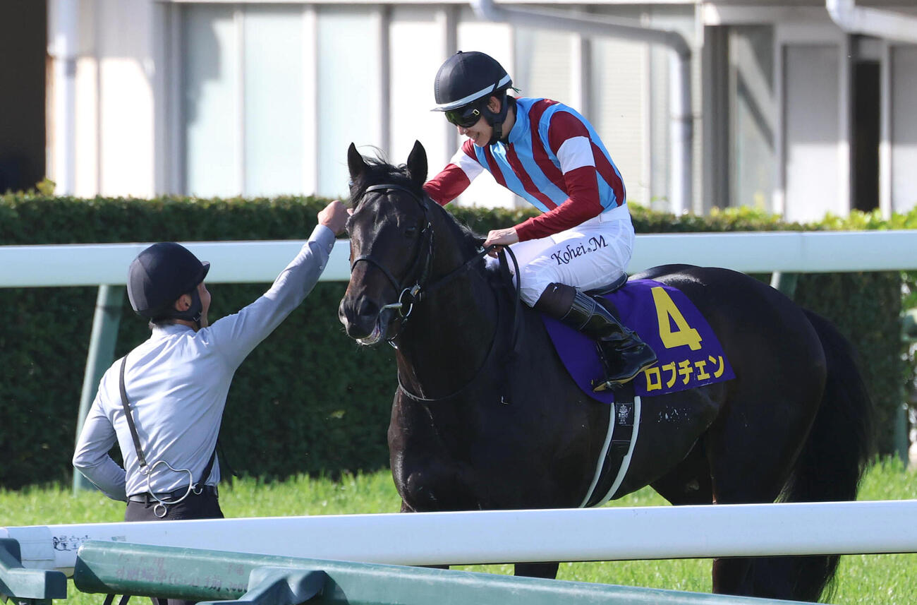 ロブチェンで皐月賞を制した松山騎手は出迎えた房野助手（左）とグータッチ（撮影・白石智彦）