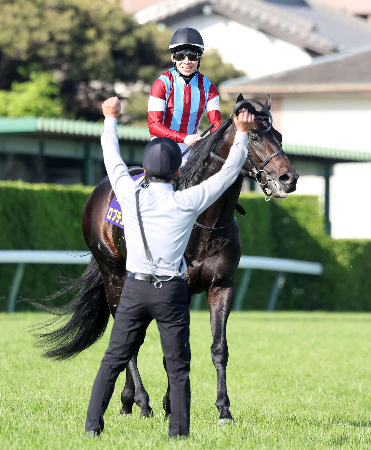 皐月賞を制したロブチェンと笑顔を見せる松山弘平騎手（撮影・鈴木正人）　