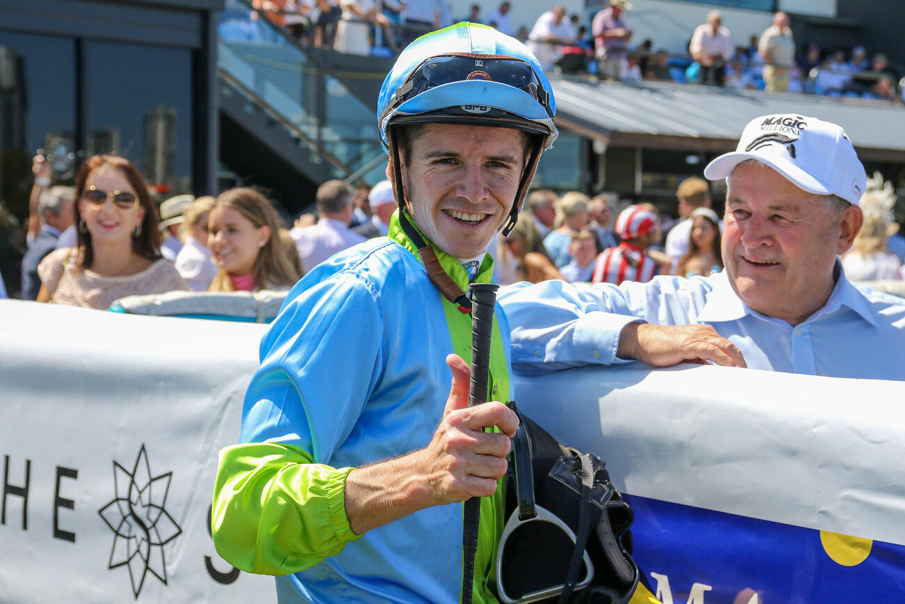 香港QE2世Cでジョバンニに騎乗するジェイソン・コレット騎手（C）The Hong Kong Jockey Club
