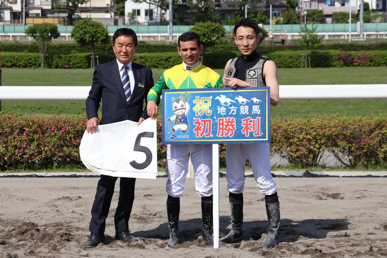 浦和5Rで来日初勝利を挙げ矢野義幸調教師（左）、本橋騎手（右）と記念撮影に納まるシャベス騎手（中央）