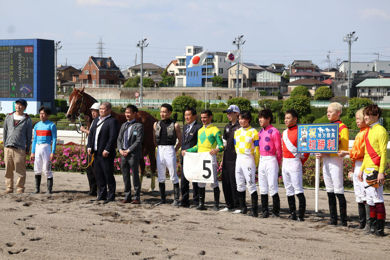 浦和5Rをヨルデモアーサーで制し来日初勝利を挙げたエリオネ・シャベス騎手（右から8人目）