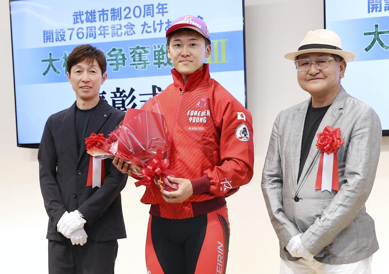 大楠賞争奪戦を制した真杉匠（中央）。左は武豊騎手、右は矢作師