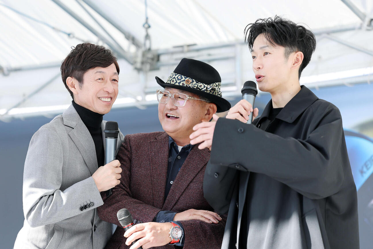 左から武豊騎手、矢作師、坂井瑠星騎手（2025年撮影）