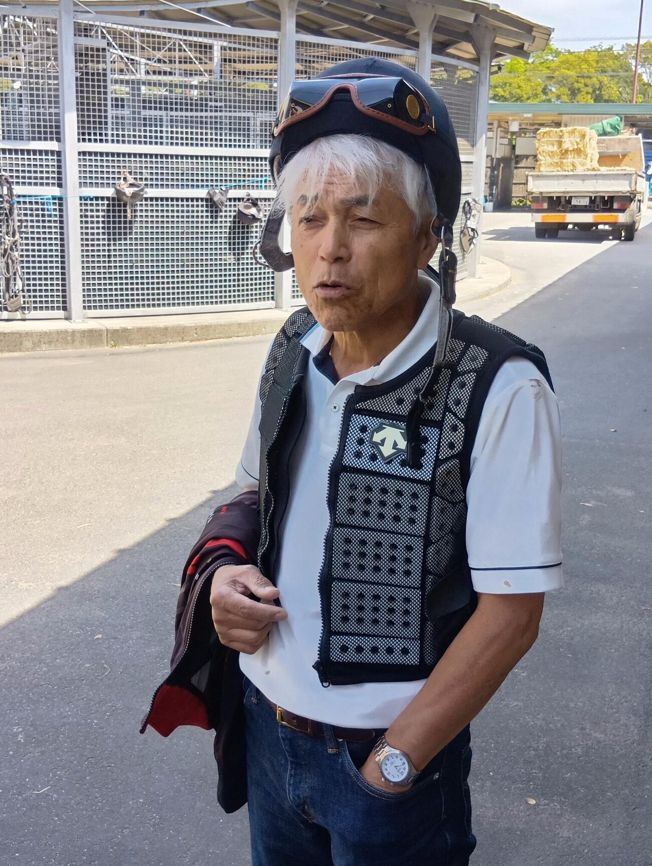午前の作業を終えて取材に応じる国枝栄厩務員
