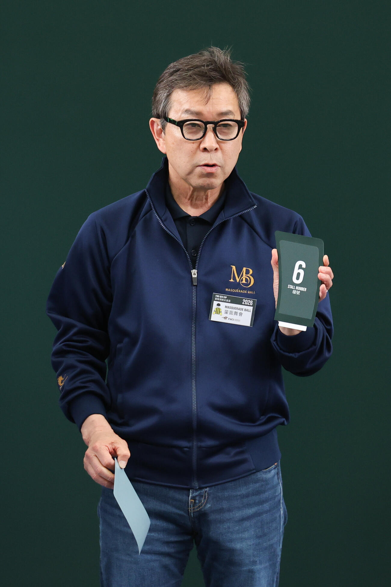枠順抽選に臨んだマスカレードボールの手塚久師（C）The Hong Kong Jockey Club