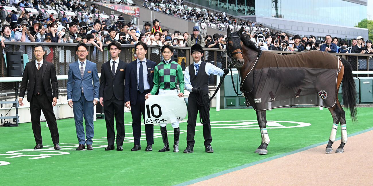 東京6R、3歳1勝クラスを制したビービークローサーの口取りをする坂井瑠星騎手と野中賢二調教師（左端）（撮影・千葉一成）