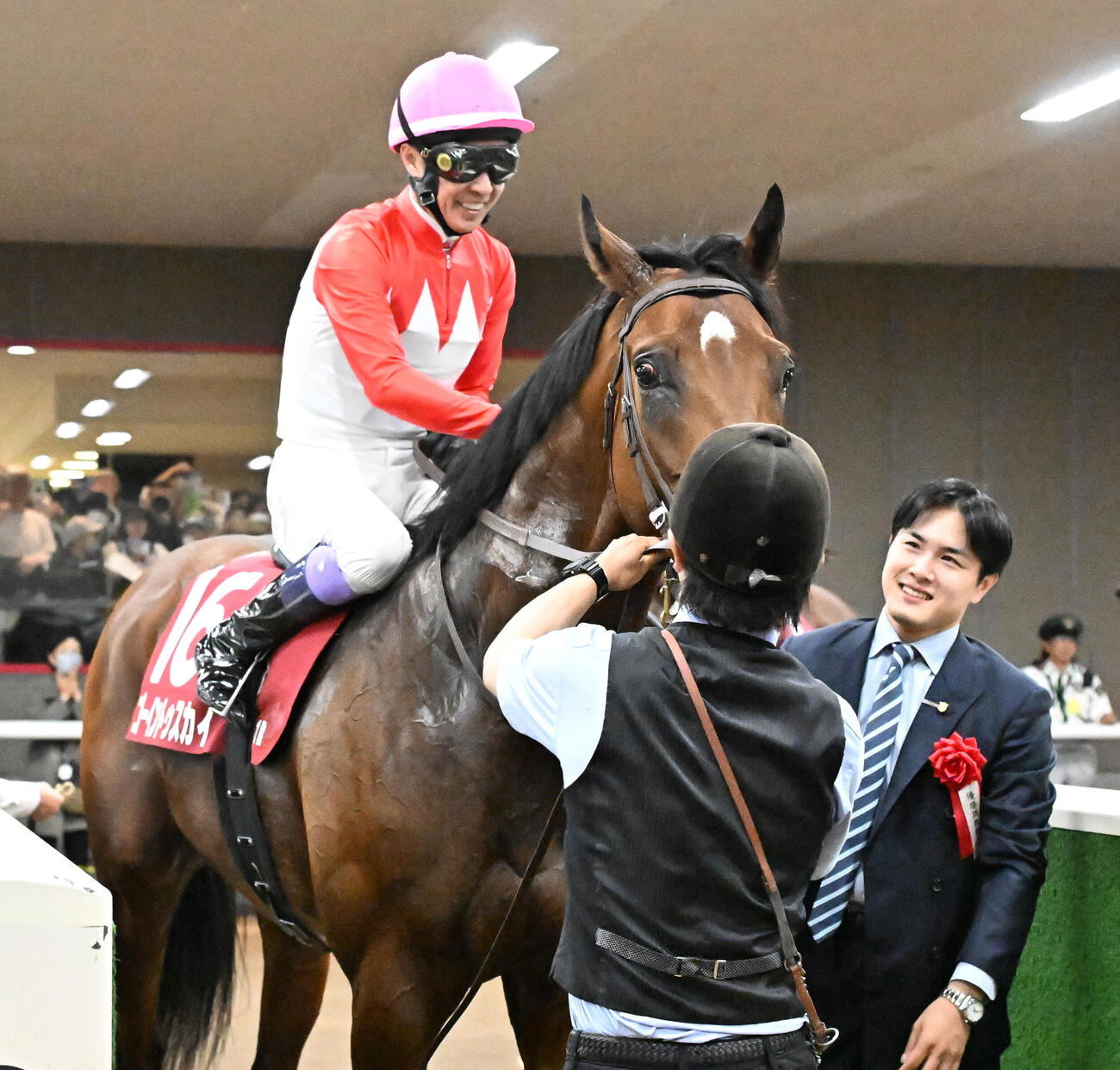 青葉賞を制したゴーイントゥスカイをなでてねぎらう武豊騎手（撮影・千葉一成）