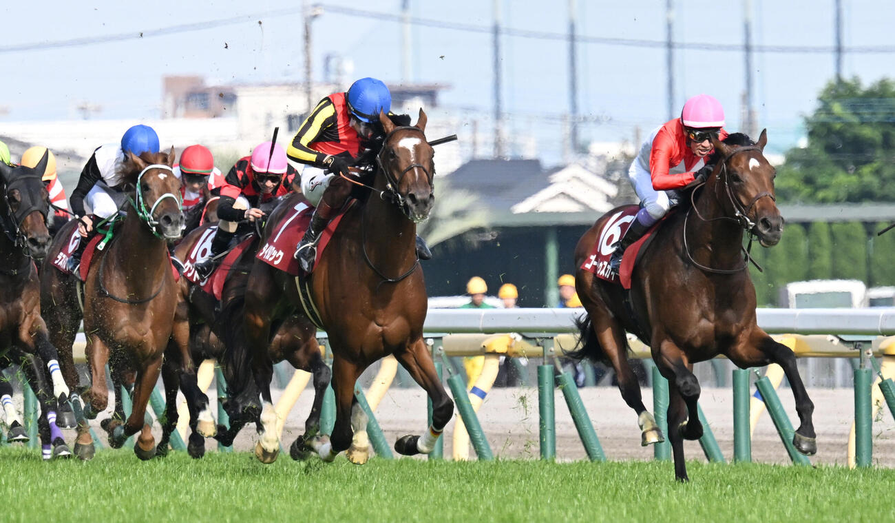 青葉賞を制したゴーイントゥスカイと武豊騎手（右）（撮影・千葉一成）