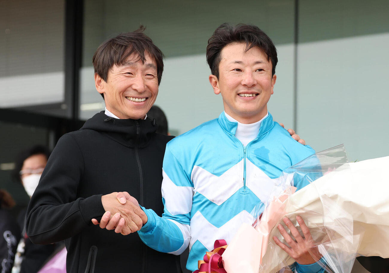 京都4R、引退レースを終え記念写真に納まる横山典弘騎手（左）と石神深一騎手