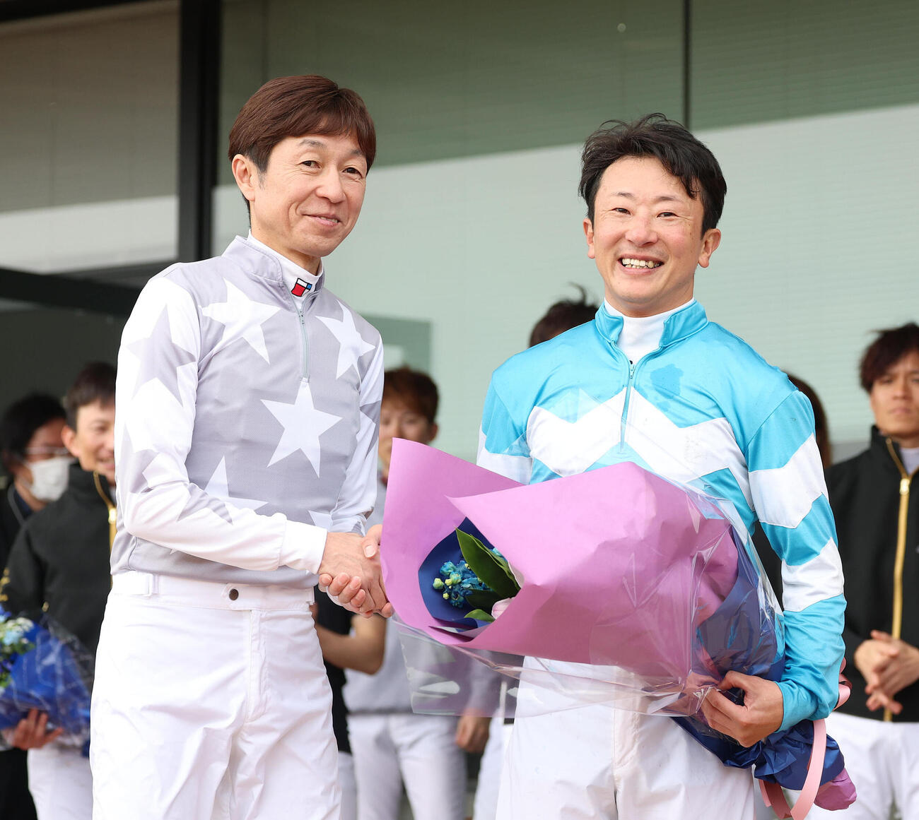 京都4R、引退レースを終え記念写真に納まる武豊騎手（左）と石神深一騎手