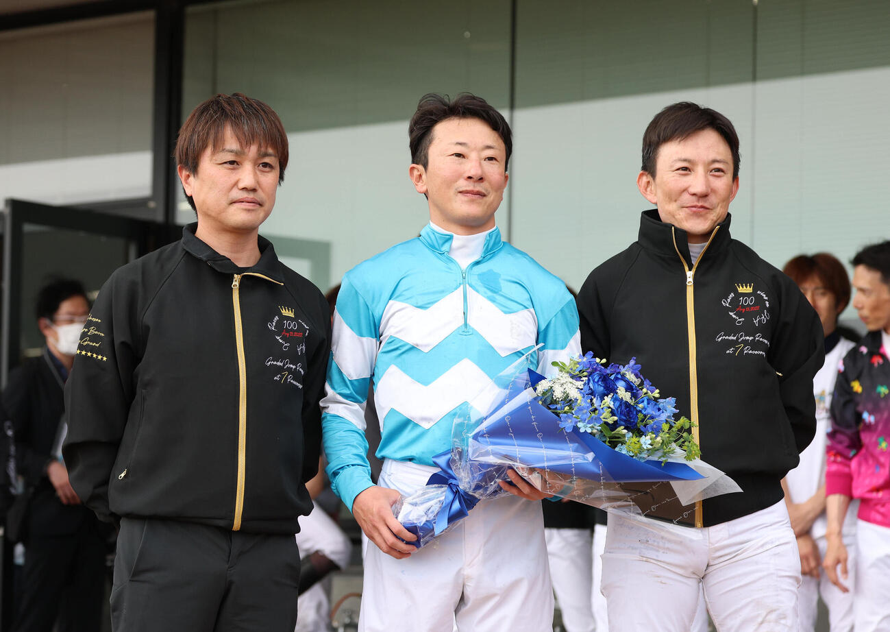 京都4R、引退レースを終え記念写真に納まる、左から同期の川島信二調教助手、石神深一騎手、難波剛健騎手