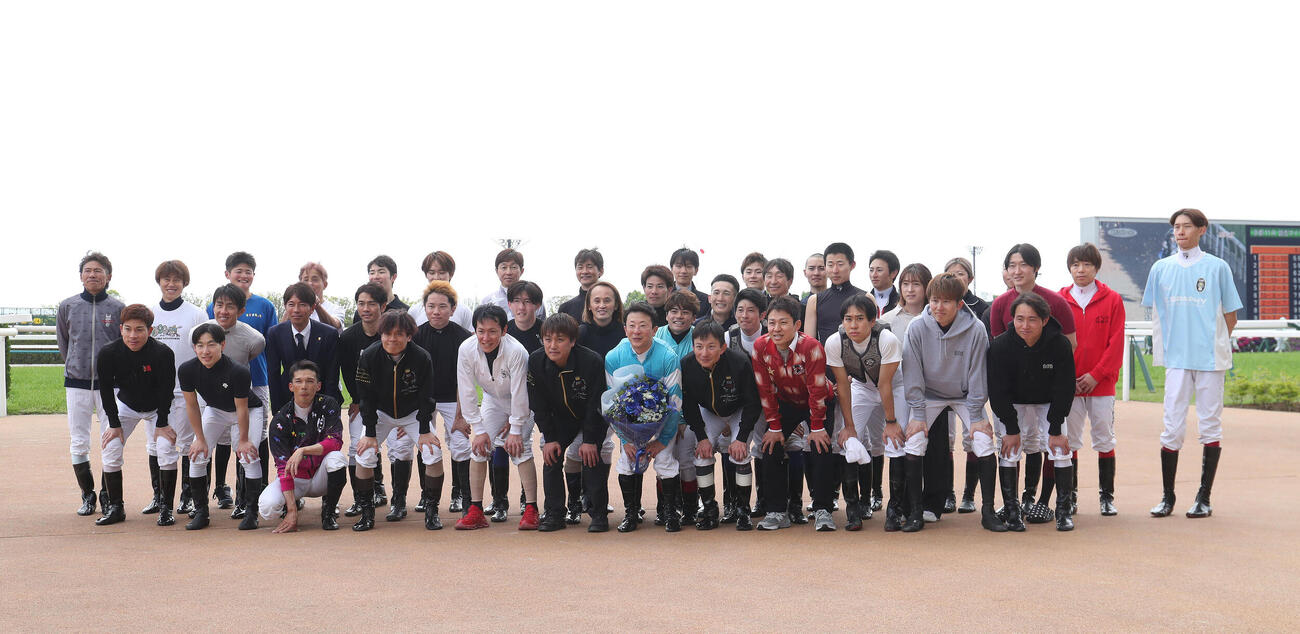 京都4R、引退レースを終え騎手仲間らと記念写真に納まる石神深一騎手（前列右から6人目）