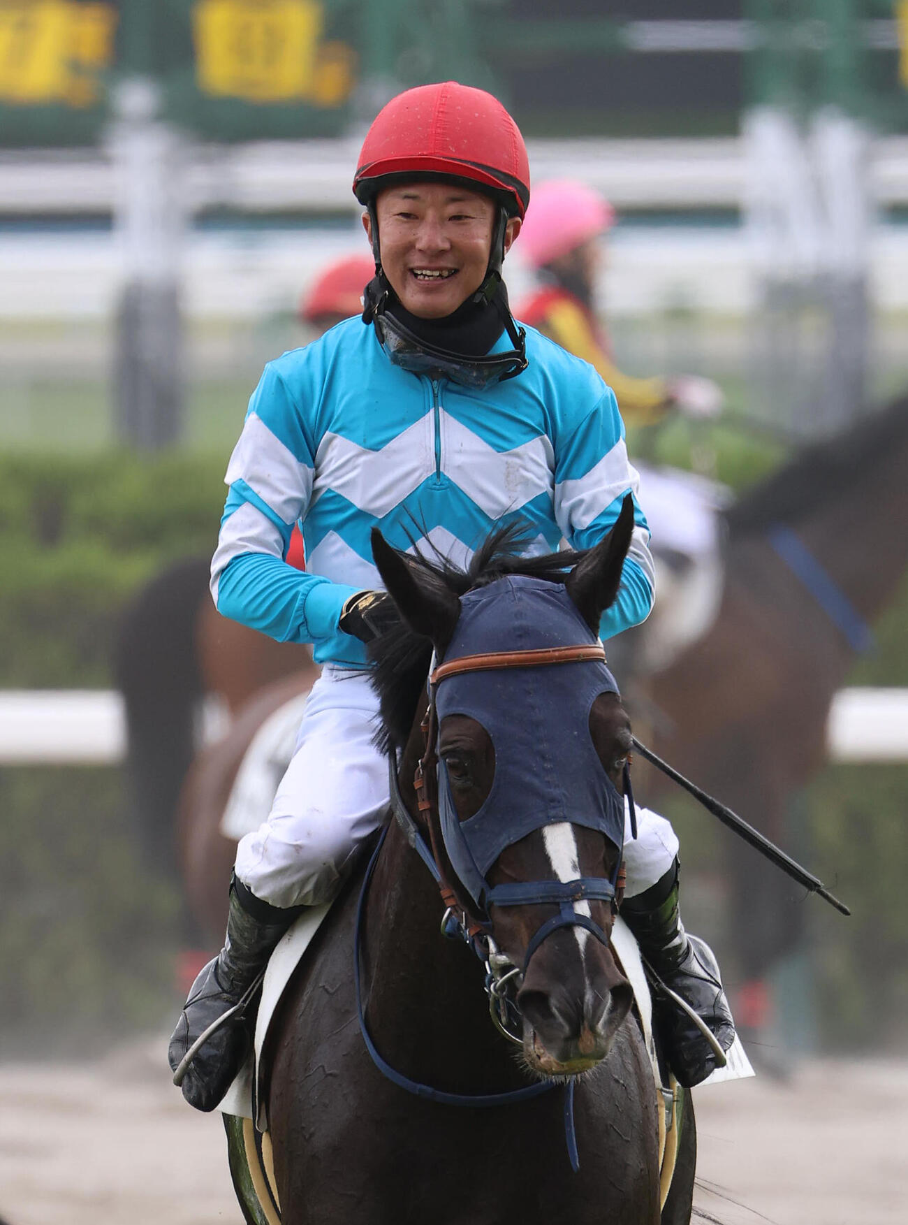 京都4R、引退レースを7着で終え笑顔で引き揚げる石神深一騎手