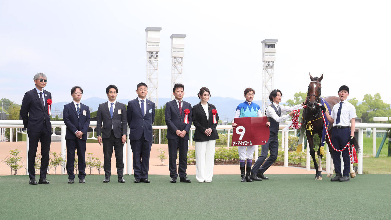 マイラーズCを制したアドマイヤズームと口取りに並ぶ武豊騎手（右から3人目）