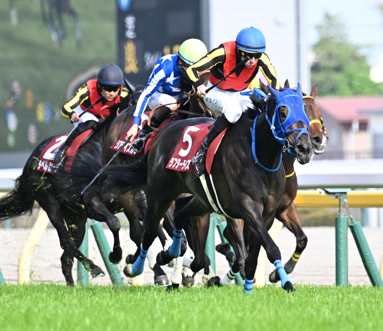 フローラSを制したラフターラインズとレーン騎手（右）（撮影・千葉一成）