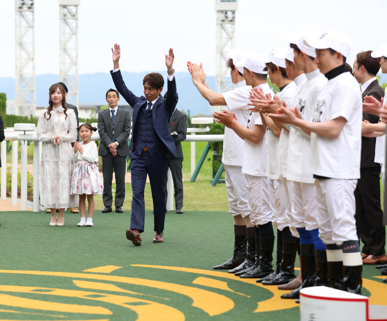 引退式に手を振りながら登場する和田竜二元騎手