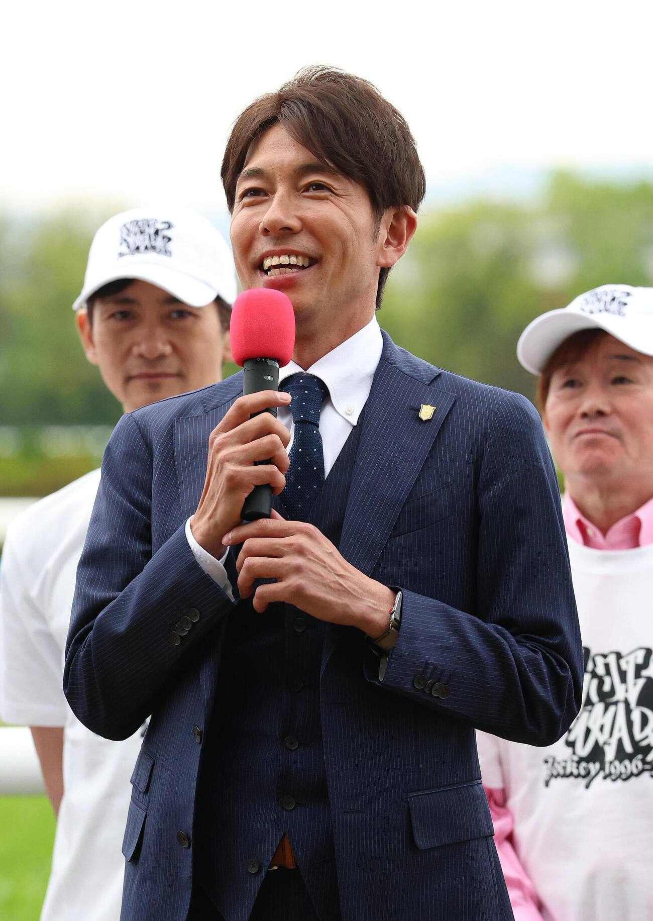 引退式で笑顔であいさつする和田竜二元騎手