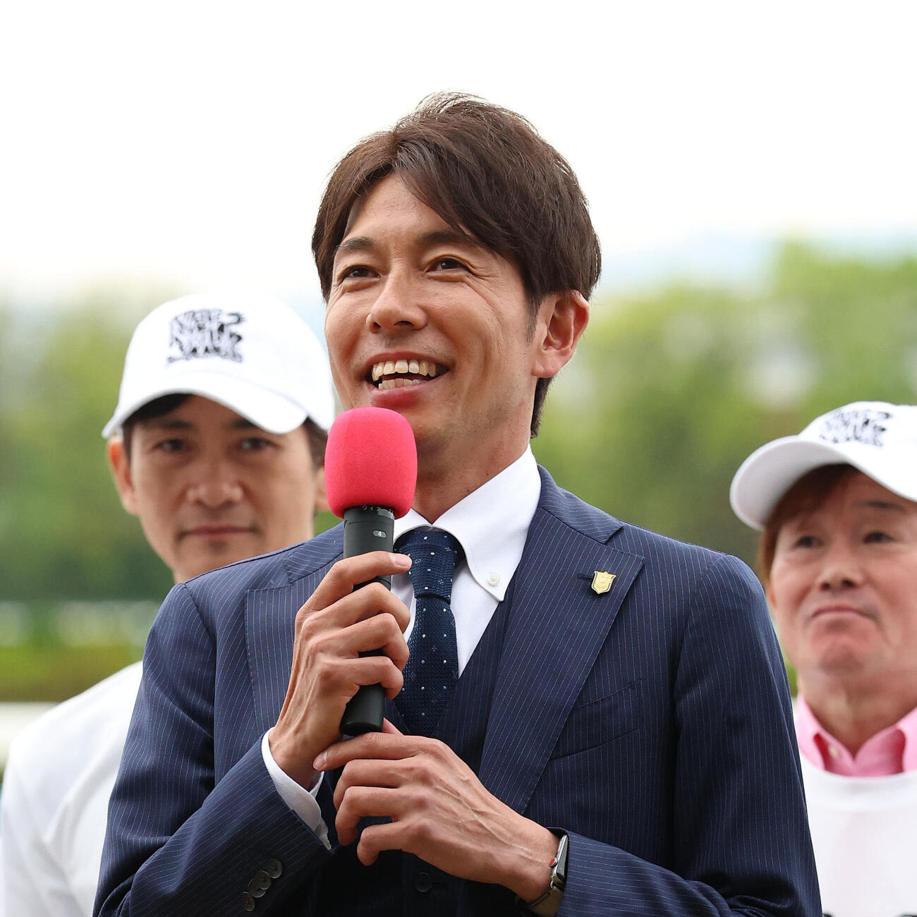 引退式で笑顔であいさつする和田竜二元騎手