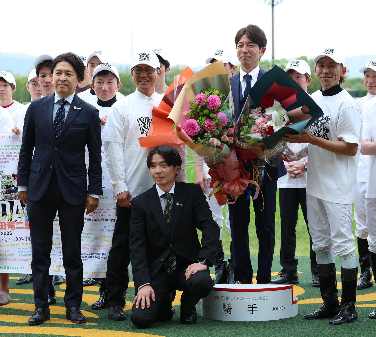 記念写真に納まる、左から福永祐一調教師、常石勝義元騎手、柴田未崎調教助手、和田竜二元騎手、古川吉洋騎手