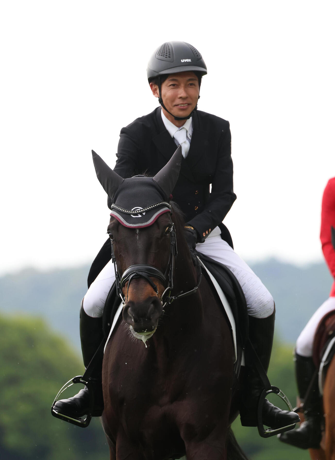 マイラーズCの誘導馬ディープボンドに騎乗する和田竜二騎手（撮影・白石智彦）