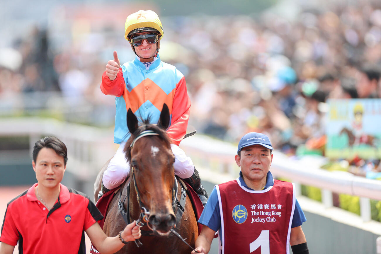 チェアマンズスプリントプライズを圧勝したカーインライジング（C）The Hong Kong Jockey Club