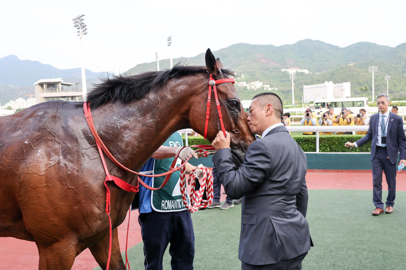 ロマンチックウォリアーとシャム調教師（C）The Hong Kong Jockey Club