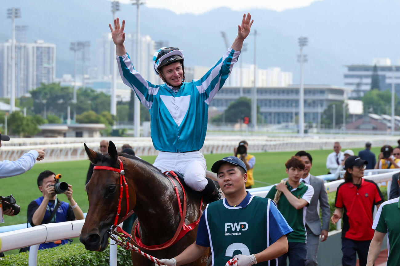 ロマンチックウォリアーとマクドナルド騎手が勝利（C）The Hong Kong Jockey Club