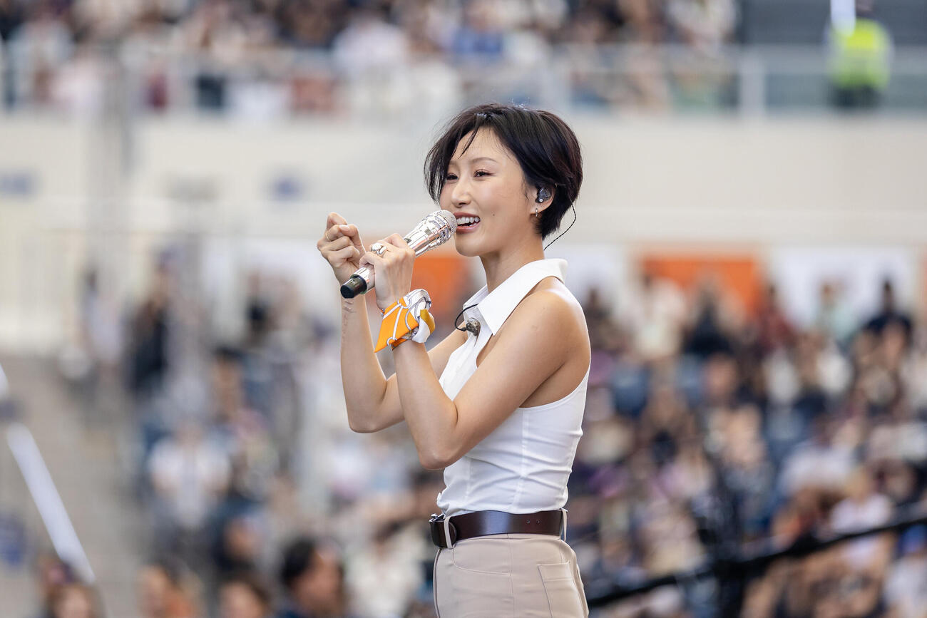 香港チャンピオンズデーにパフォーマンスしたHWASA（C）The　Hong　Kong　Jockey　Club