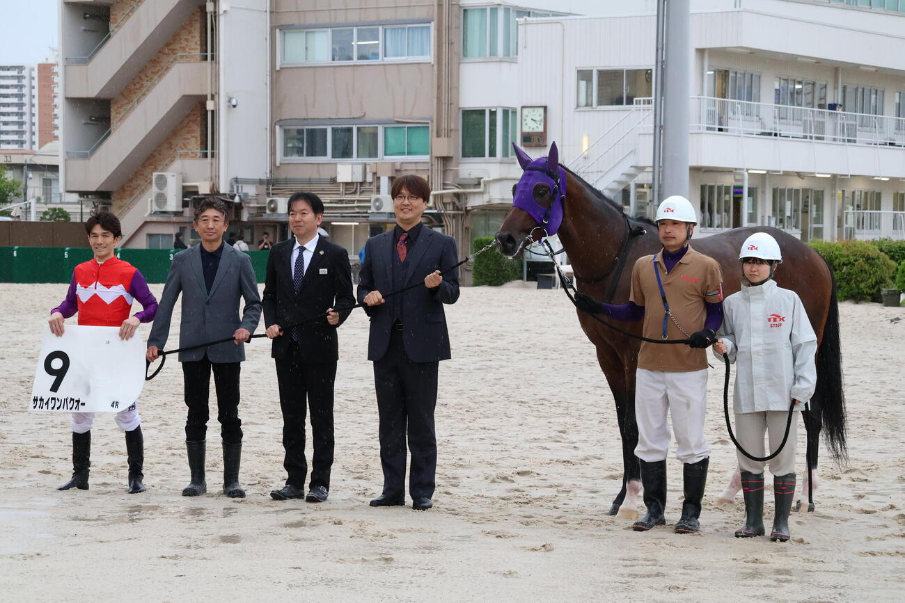 圧勝デビューしたサカイワンパクオーの口取り写真。和田讓治騎手（一番左）と酒井一圭（左から4人目）