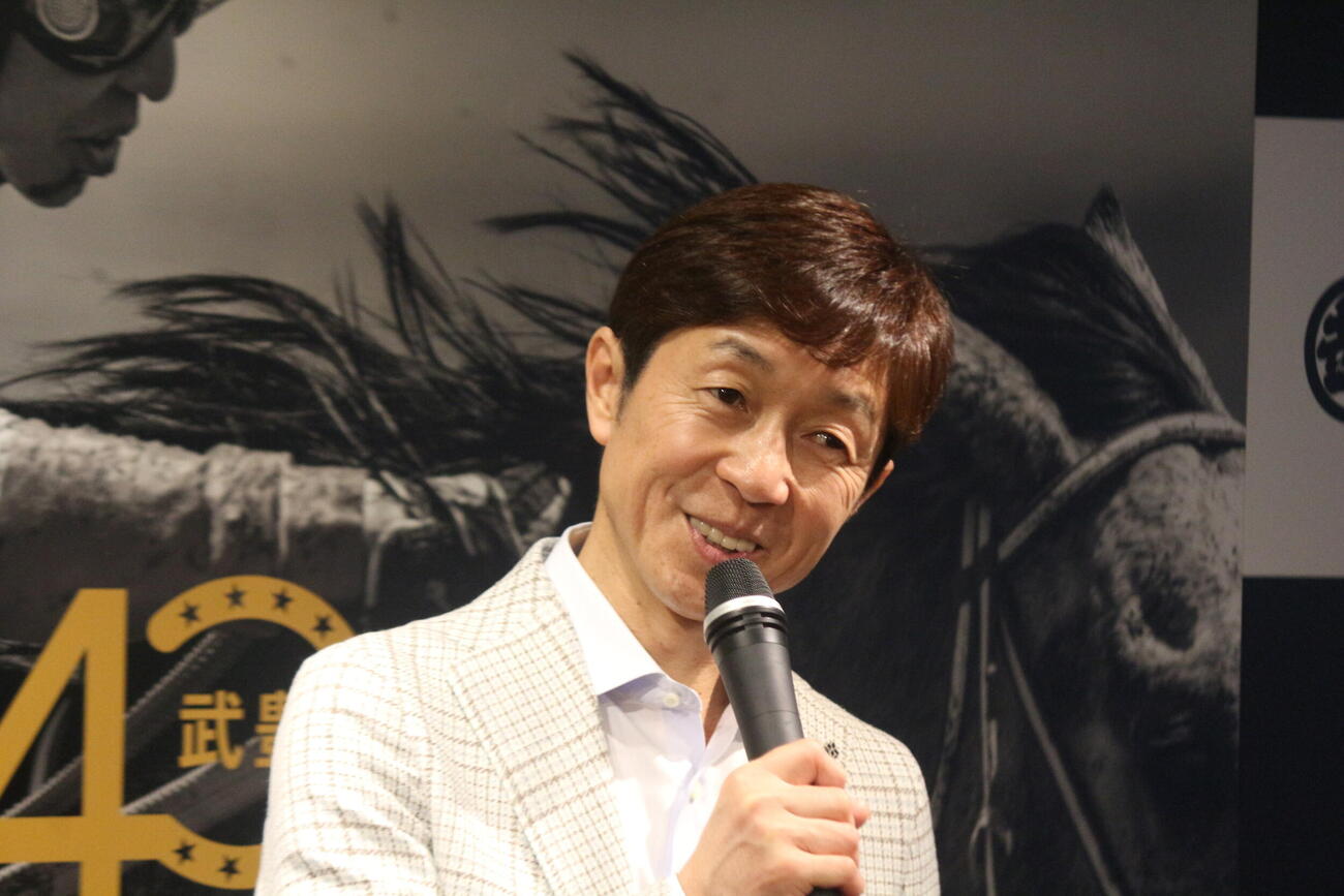 あいさつする武豊騎手