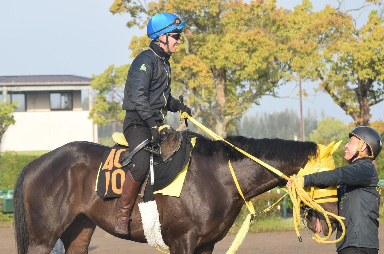 けがから復帰し、4月25日から調教騎乗を再開した菅原明騎手は馬上で笑顔を見せる