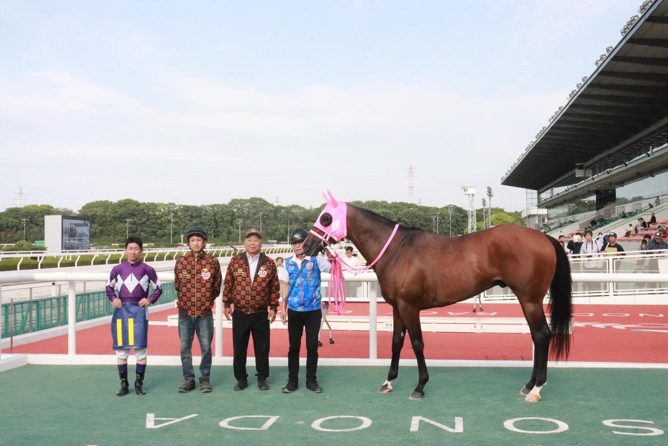 園田11Rで10連勝を達成し、特別敢闘馬の表彰を受けたワンダーブリング