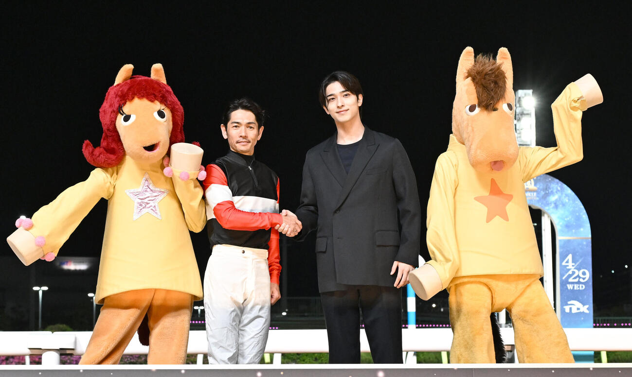 羽田盃をフィンガーで制し、表彰式で記念撮影に応じる戸崎圭太騎手（左）とプレゼンターを務めた横浜流星（撮影・千葉一成）