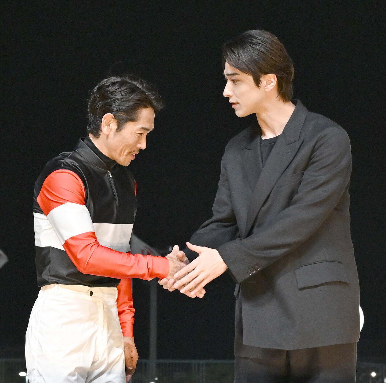 羽田盃をフィンガーで制した戸崎圭太騎手（左）を祝福するプレゼンターを務めた横浜流星（撮影・千葉一成）=2026年4月29日午後8時32分