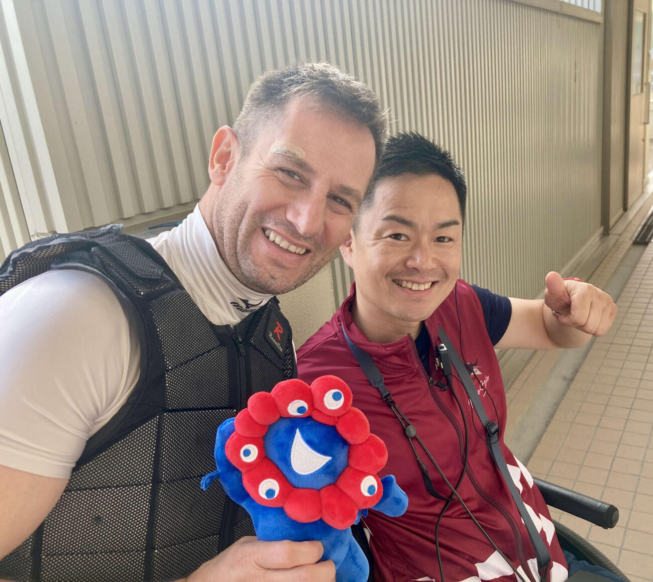 ミルコ・デムーロ騎手（左）と藤井勘一郎元騎手（昨年7月撮影）