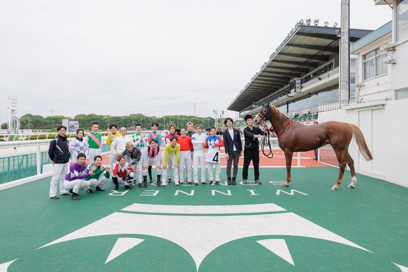 30日の阪神アーバン競馬7Rを勝利して通算6000勝を達成した川原正一騎手（右から3人目）