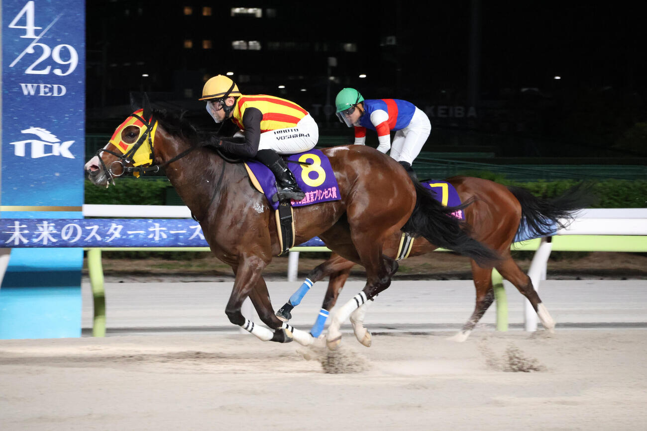 大井11R・東京プリンセス賞（S1）　粘るアンジュルナ（右奥）を直線で差し切り東京プリンセス賞を制したヘスペリスと吉原寛人騎手（左手前）＝2026年4月30日