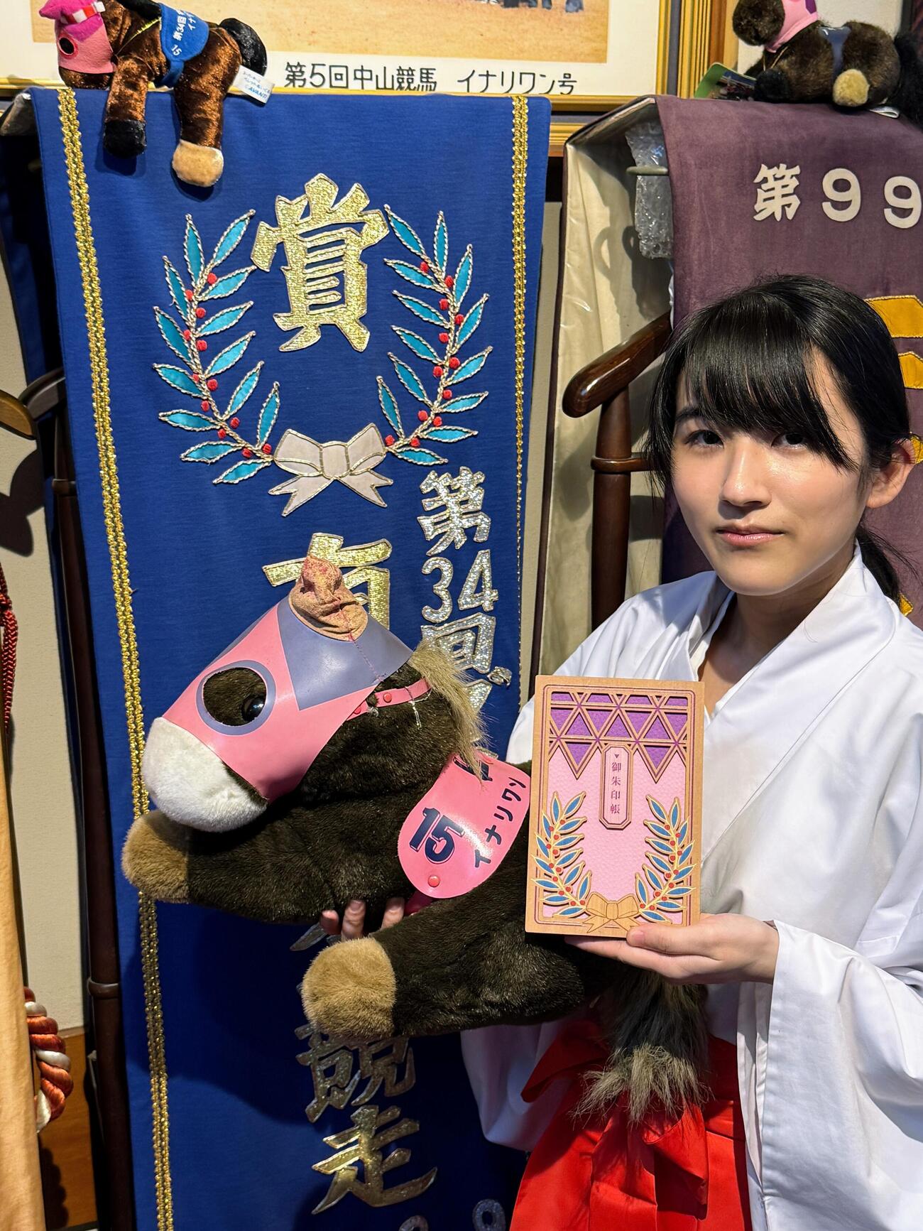 御朱印帳デザインの巫女とイナリワンとゆかりの記念品（写真提供・穴守稲荷神社）