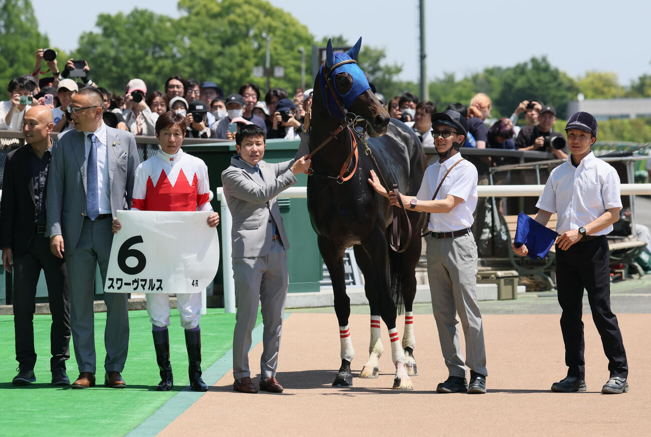 東京4R、3歳未勝利戦を制したスワーヴマルスの口取りをする武豊騎手と田中博康調教師（撮影・丹羽敏通）