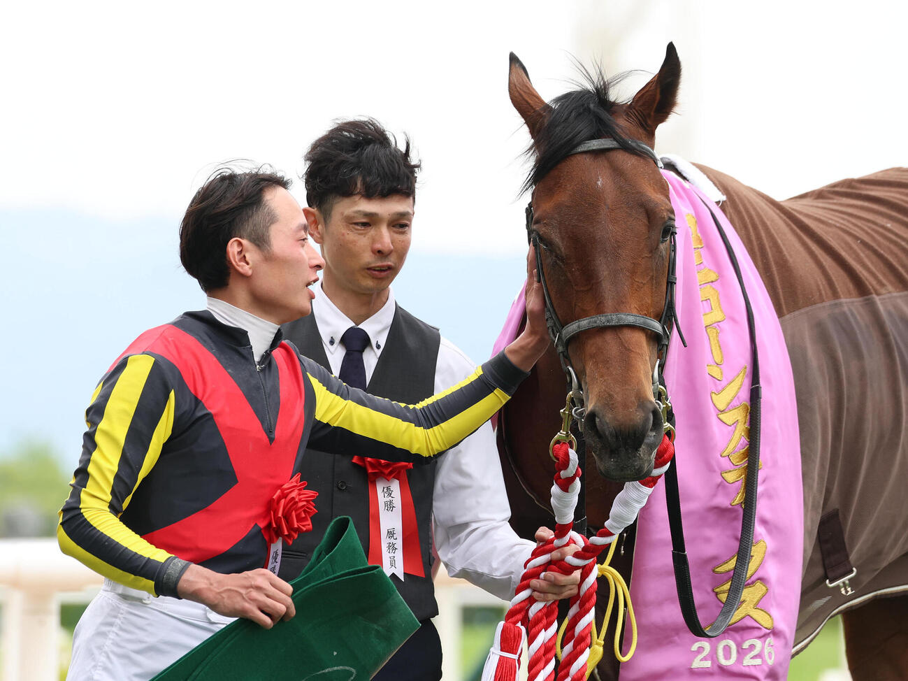 シルバーレシオをなでてねぎらう岩田望来騎手（左）（撮影・白石智彦）