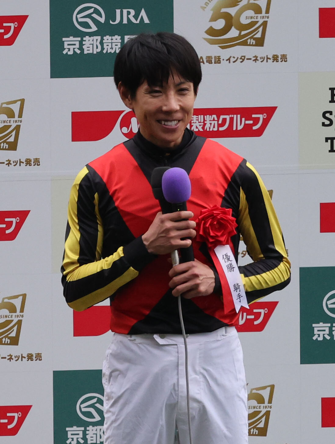 天皇賞・春をクロワデュノールで制した北村友一騎手は笑顔でインタビューに答える（撮影・西尾就之）