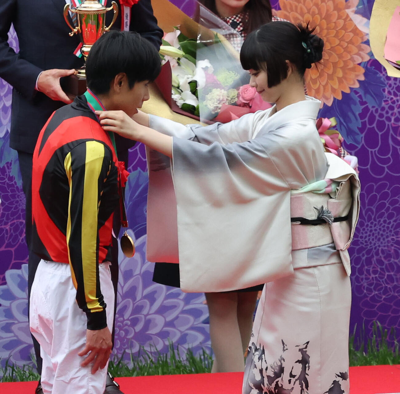 天皇賞・春をクロワデュノールで制した北村友一騎手はプレゼンターの見上愛にメダルを掛けられる（撮影・西尾就之）