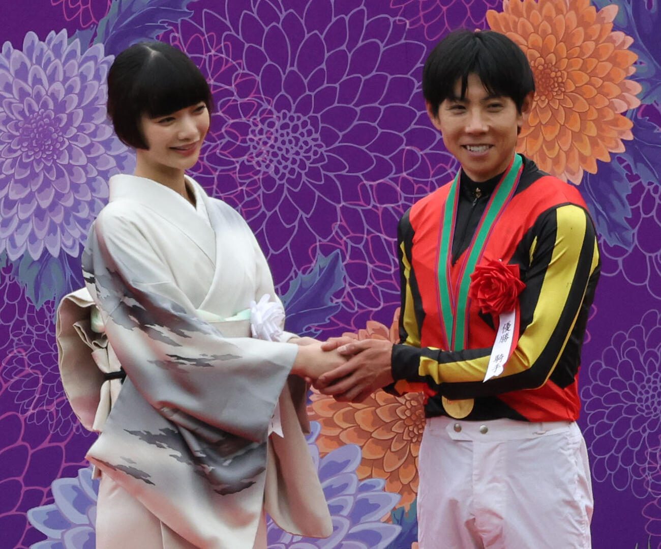天皇賞・春をクロワデュノールで制した北村友一騎手はプレゼンターの見上愛と握手（撮影・西尾就之）