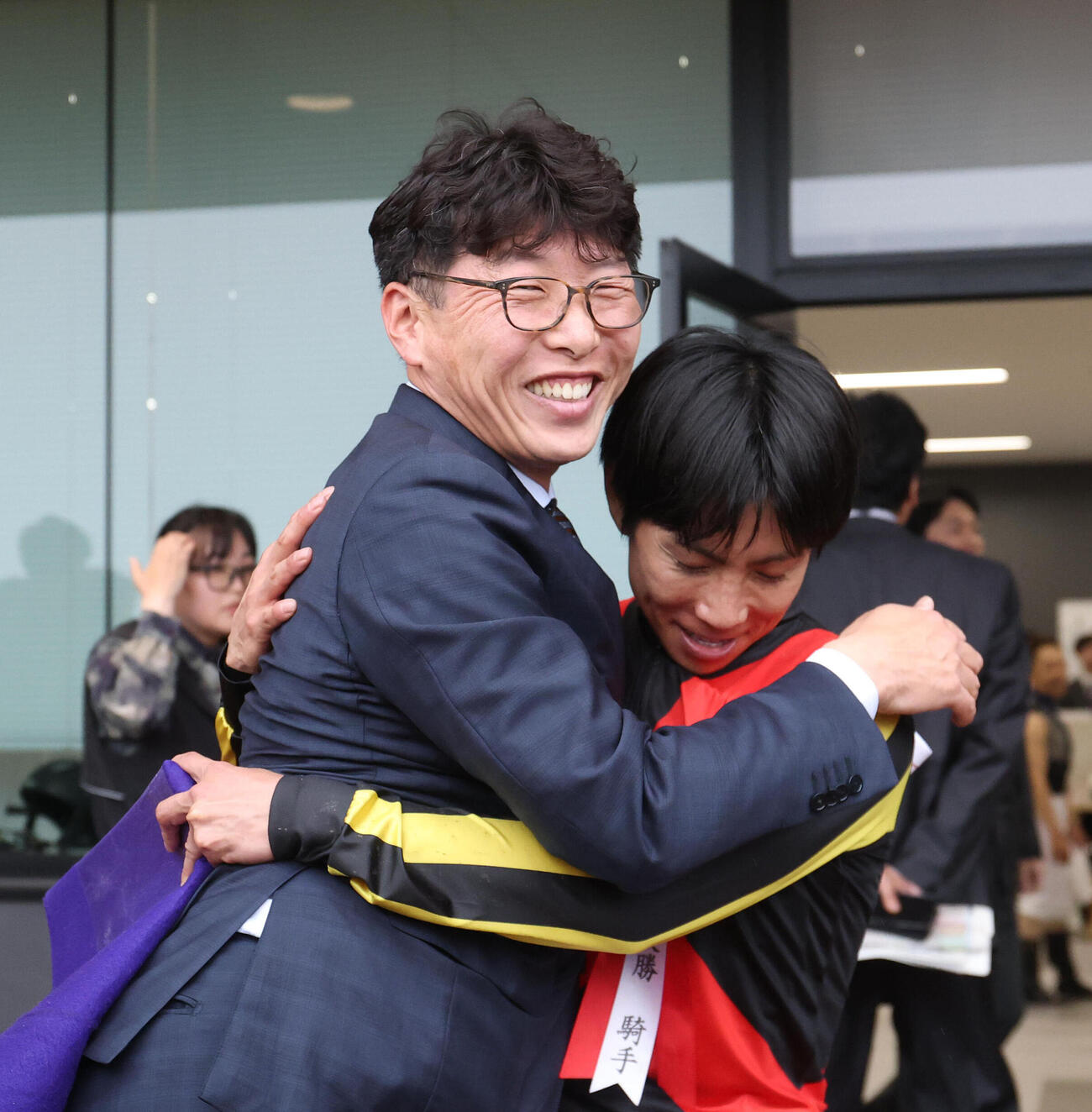 天皇賞・春を制し抱き合って喜ぶサンデーR吉田俊介代表（左）と北村友一騎手（撮影・白石智彦）