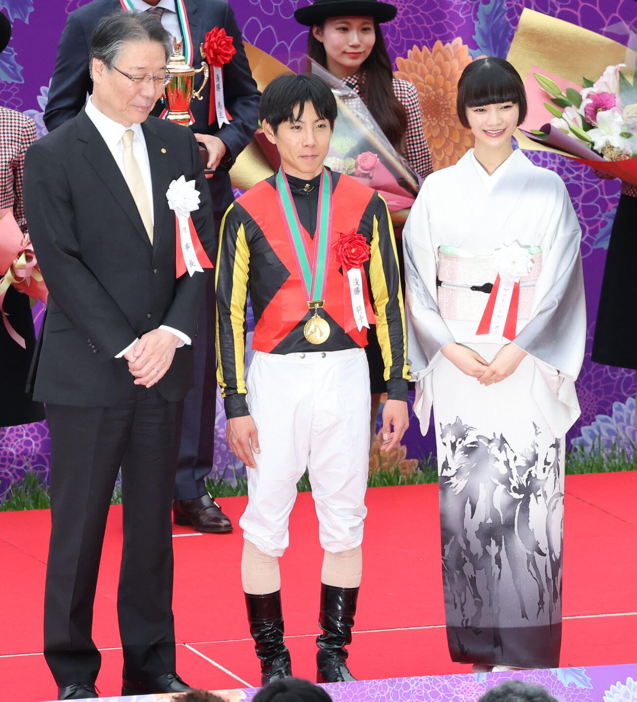 天皇賞・春をクロワデュノールで制した北村友一騎手はプレゼンターの見上愛と記念写真に納まる（撮影・西尾就之）